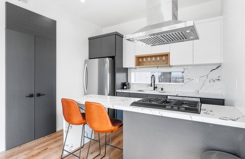 Tri-West Apartamento | MidCity 3BR/2BA Townhome with Rooftop, 5 Beds & 2-Car Parking