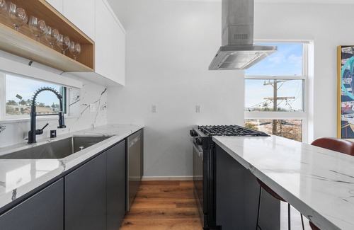 Tri-West Apartamento | MidCity 3BR/2BA Townhome with Rooftop, 5 Beds & 2-Car Parking