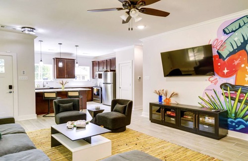 Mid City South Casa | MidCity Mural House - LSU - 3Bed Modern Amenities
