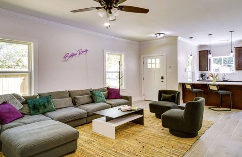 Mid City South Casa | MidCity Mural House - LSU - 3Bed Modern Amenities