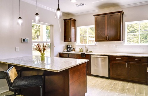Mid City South Casa | MidCity Mural House - LSU - 3Bed Modern Amenities