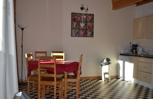 Le Bourg-d'Oisans Casa | Granero medio Una acogedora casa rural de dos dormitorios en Ferme Noemie en Bourg d'Oisans.