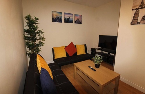 Chesterfield Casa | Middlecroft house is a mid terrace house near to the center of Staveley Chesterfiled