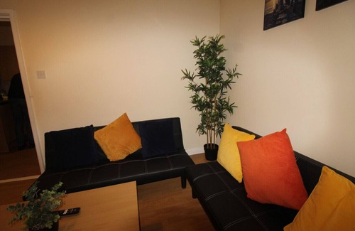 Chesterfield Casa | Middlecroft house is a mid terrace house near to the center of Staveley Chesterfiled