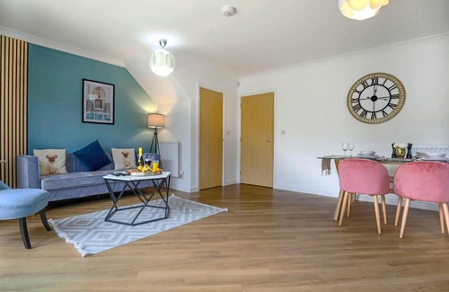 Milton Keynes Casa | Middleton House with Free Parking, Fast-Wifi, SmartTV and Garden by Yoko Property