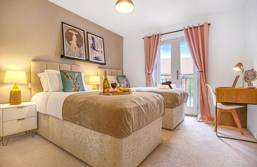 Milton Keynes Casa | Middleton House with Free Parking, Fast-Wifi, SmartTV and Garden by Yoko Property