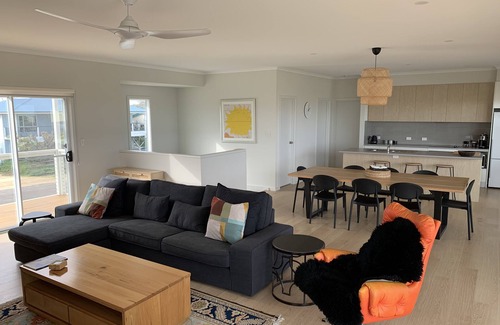 Middleton Casa | Middleton Surfers Beach - “Black Cockatoo”: Sea Views, 200m to Beach & Modern