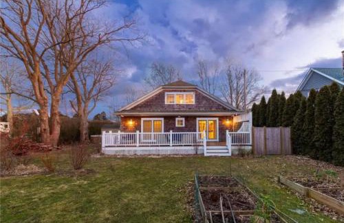 Newport East Casa | Middletown Bungalow - RIBryan Property