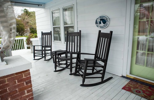 Historic Downtown Manteo Casa | Midgett House se encuentra en el corazón Manteo en la histórica isla de Roanoke OBX