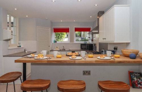 Brixham Casa | MIDHURST, pet friendly, country holiday cottage in Brixham