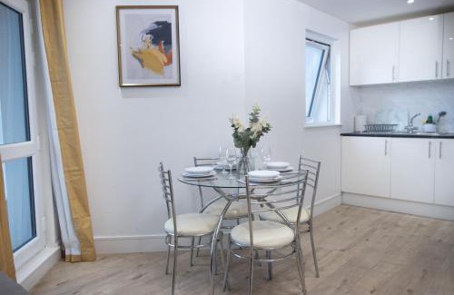 Luton Apartamento | Midland Apartment I 1-min walk to town centre & station I 8-mins to airport I private balcony