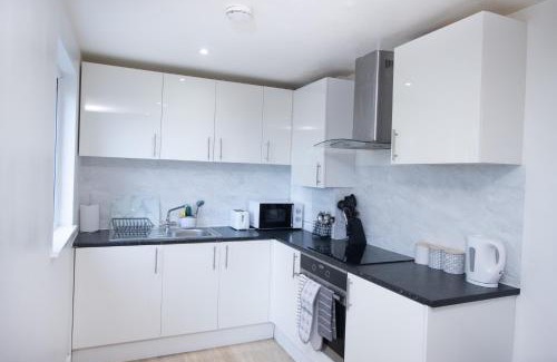 Luton Apartamento | Midland Apartment I 1-min walk to town centre & station I 8-mins to airport I private balcony