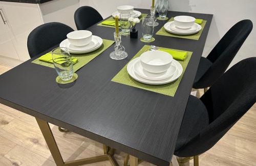 Luton Apartamento | Midland Apartments - Luxury Large Entire Unit Sleeps 4
