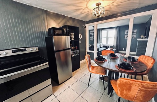 Russell Condominio | Midnight Cowboy-1 Bed/1 Bath Condo-Kitchen/Living Room/Fireplace/Walkin Shower-Sleeps Up to 4PP