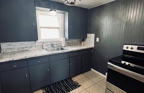 Russell Condominio | Midnight Cowboy-1 Bed/1 Bath Condo-Kitchen/Living Room/Fireplace/Walkin Shower-Sleeps Up to 4PP