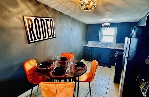 Russell Condominio | Midnight Cowboy-1 Bed/1 Bath Condo-Kitchen/Living Room/Fireplace/Walkin Shower-Sleeps Up to 4PP