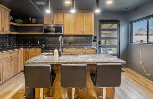 South Jordan Casa | Luxe Midnight Poolhouse| Pool | Hot Tub | Sauna