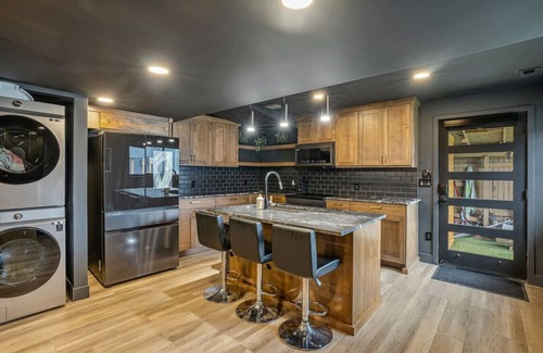 South Jordan Casa | Luxe Midnight Poolhouse| Pool | Hot Tub | Sauna