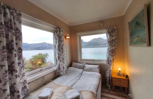 Vestvagøy Casa | Midnight-sun and Northern-lights house by ocean