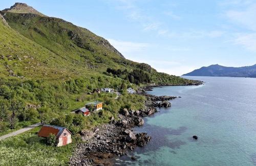 Vestvagøy Casa | Midnight-sun and Northern-lights house by ocean
