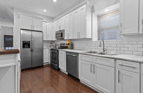 Hanover Place Casa | Midtown Boulevard - Hot Tub by Plaza & Westport