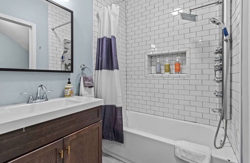 Hanover Place Casa | Midtown Boulevard - Hot Tub by Plaza & Westport