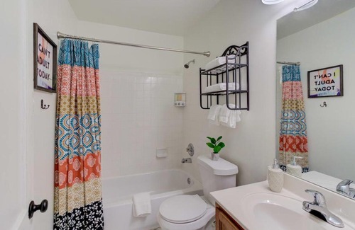 Midtown Apartamento | Midtown Cottage walk to Overton Square!