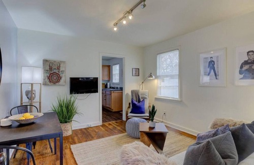 Midtown Apartamento | Midtown Cottage walk to Overton Square!