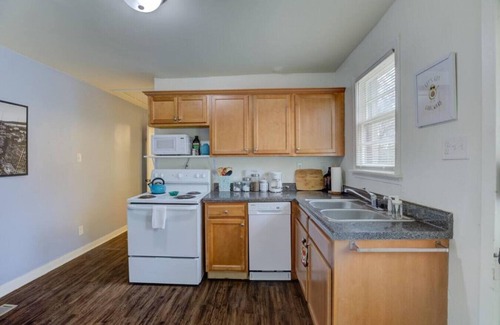Midtown Apartamento | Midtown Cottage walk to Overton Square!