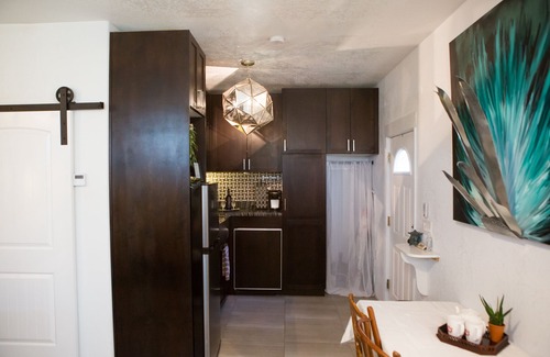 Woodlea Cabaña | Midtown Estudio Independiente Cottage. Entrada privada y lugar de estacionamiento cubierto y cerrado