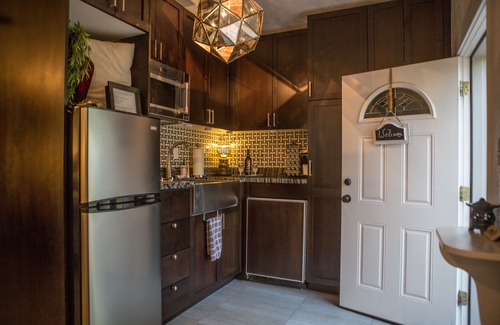 Woodlea Cabaña | Midtown Estudio Independiente Cottage. Entrada privada y lugar de estacionamiento cubierto y cerrado