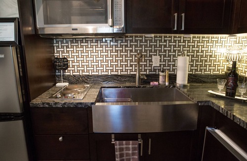 Woodlea Cabaña | Midtown Estudio Independiente Cottage. Entrada privada y lugar de estacionamiento cubierto y cerrado