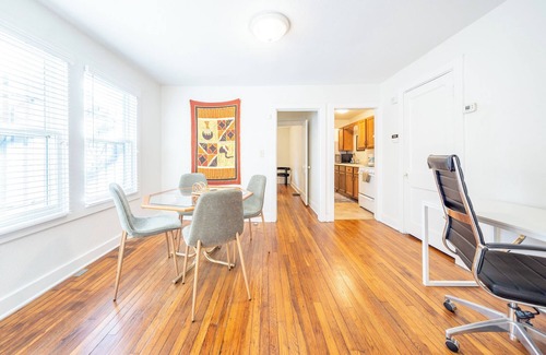Southmoreland Apartamento | Midtown Funk! Private Entry - Central KC!