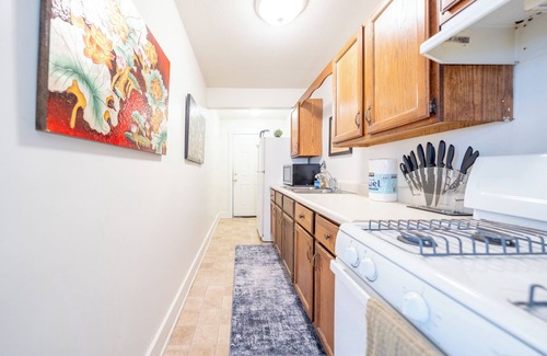 Southmoreland Apartamento | Midtown Funk! Private Entry - Central KC!