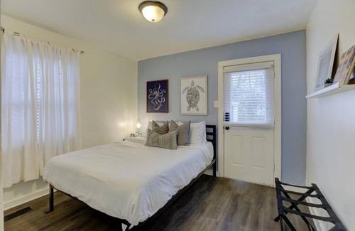 Midtown Apartamento | Midtown Gated Cottage w Parking Near Overton Square