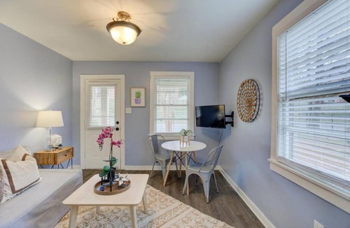 Midtown Apartamento | Midtown Gated Cottage w Parking Near Overton Square