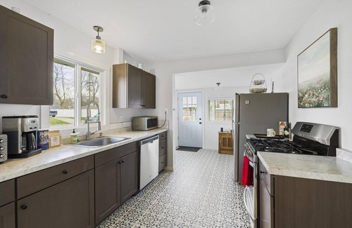 Coeur d'Alene Cabaña | Midtown Outpost: Cozy Cottage - 1 mile from Lake Coeur d'Alene! Walkable Area