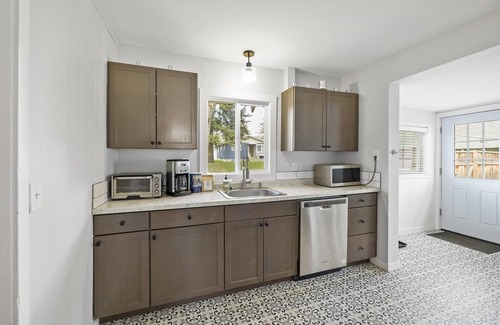 Coeur d'Alene Cabaña | Midtown Outpost: Cozy Cottage - 1 mile from Lake Coeur d'Alene! Walkable Area