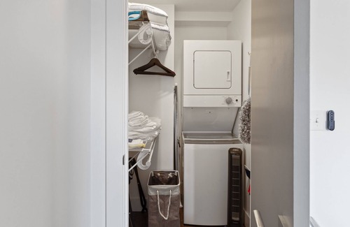 Hanover Place Apartamento | Midtown Studio Steps from Dining and Nightlife
