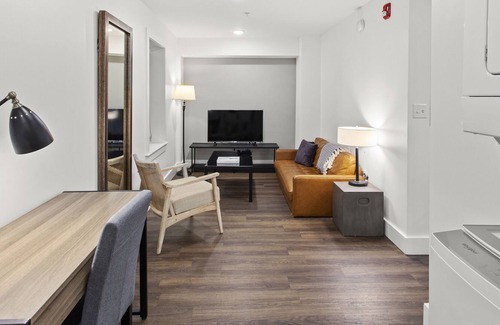 Hanover Place Apartamento | Midtown Studio Steps from Dining and Nightlife