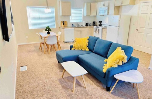 Old Southwest Casa | Midtown Townhouse 3TVs Fast WiFi 2 Baths Sleeps 6