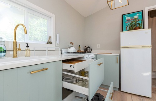 Dimond Apartamento | Midvale Mama, Heart of Oakland's Laurel District