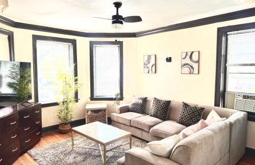 Gage Park Apartamento | Midway Hideaway -Cozy 1BR- parking
