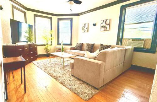 Gage Park Apartamento | Midway Hideaway -Cozy 1BR- parking