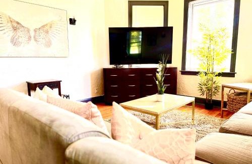 Gage Park Apartamento | Midway Hideaway -Cozy 1BR- parking