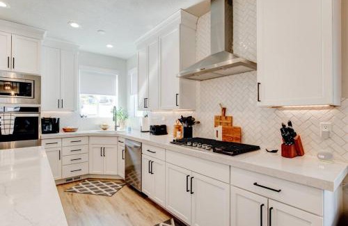 Midway Casa | Midway to Heaven! BRAND NEW 5 bed 4.5 bath, HOTTUB