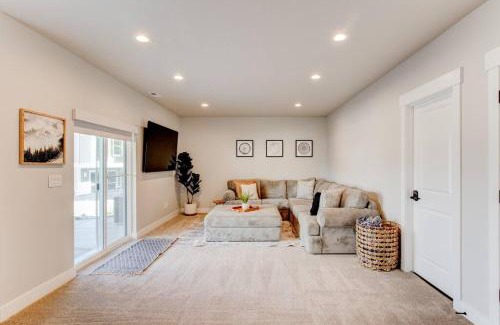 Midway Casa | Midway to Heaven! BRAND NEW 5 bed 4.5 bath, HOTTUB