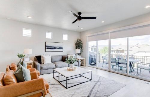 Midway Casa | Midway to Heaven! BRAND NEW 5 bed 4.5 bath, HOTTUB
