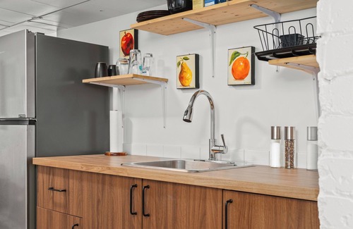 Southwest Calgary Apartamento | Might Squirrel Guest Suite