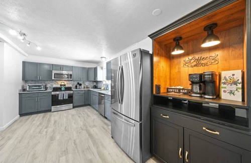 Streetsboro Casa | Mighty Duck & Black Bear 2 Hot Tubs On Lake At Heron Hill!